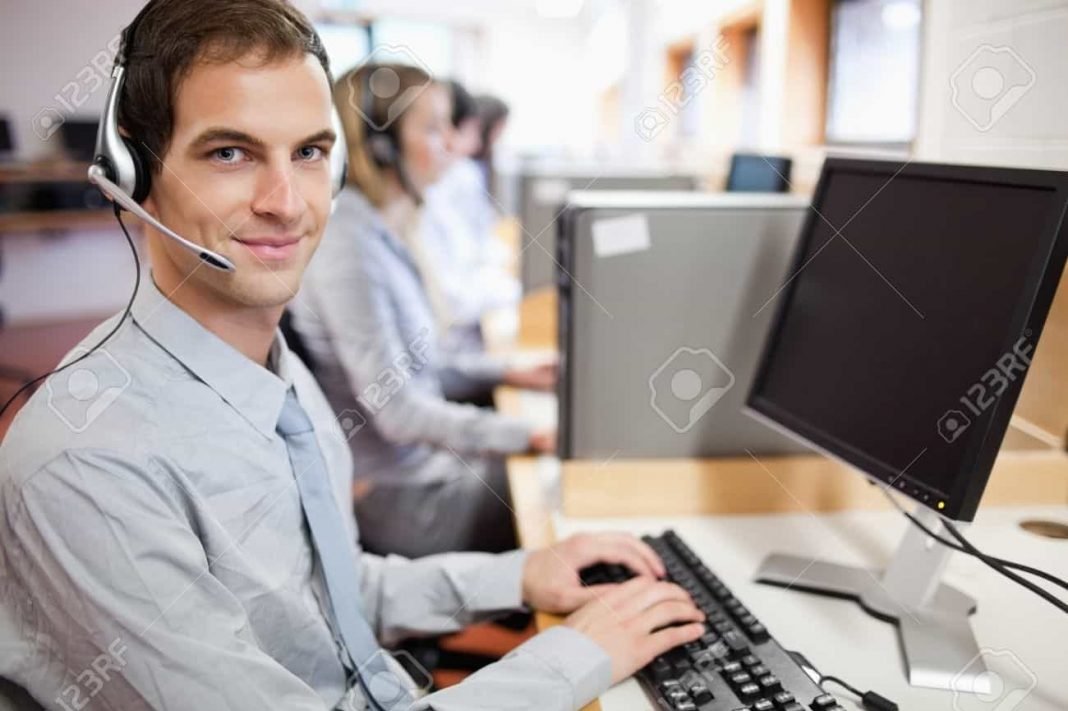 11183663-assistant-using-a-computer-in-a-call-center